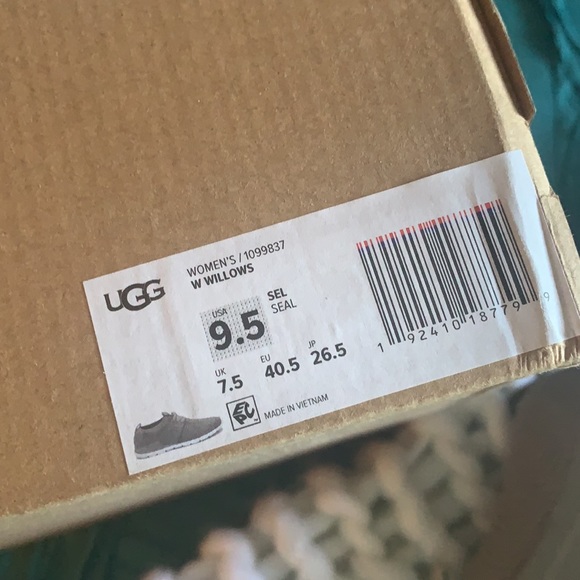 Like new UGG tennis shoes. Worn once - Picture 4 of 4